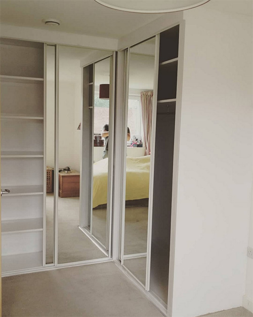 Угловой шкаф зеркальный