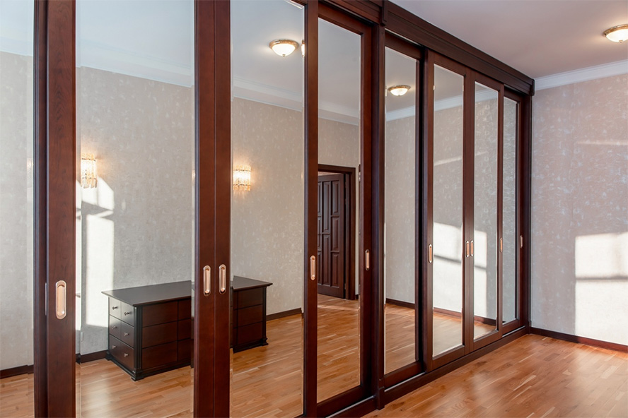 Классические шкафы и гардеробные на заказ