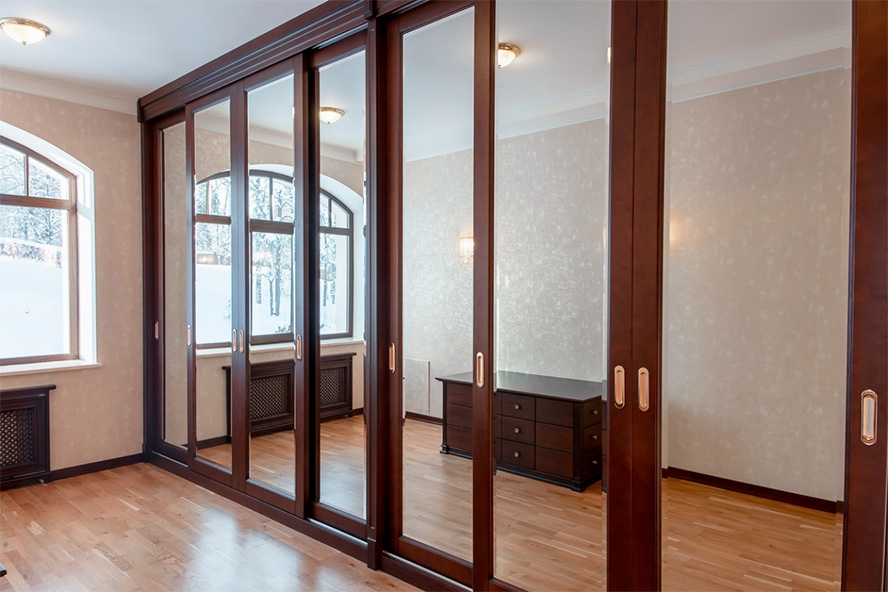 Классические шкафы и гардеробные на заказ