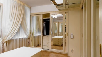 Классические шкафы и гардеробные на заказ