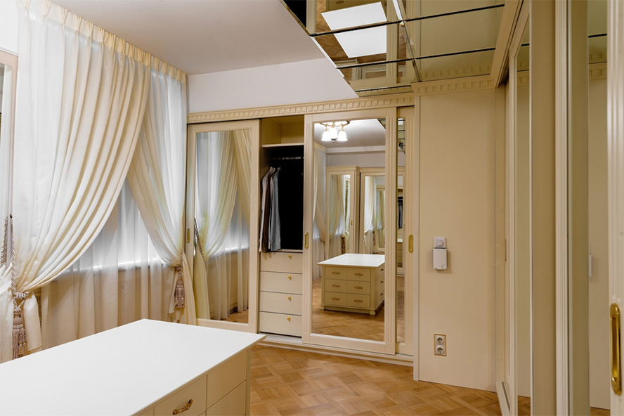 Классические шкафы и гардеробные на заказ