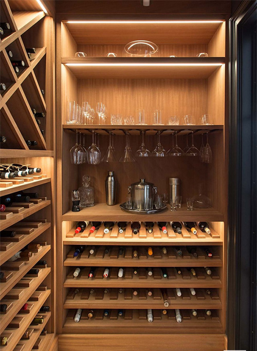 Шкафы и стеллажи для вина (бутылок) из массива дерева