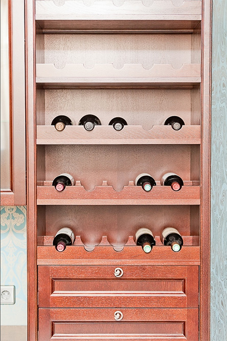 Шкафы и стеллажи для вина (бутылок) из массива дерева