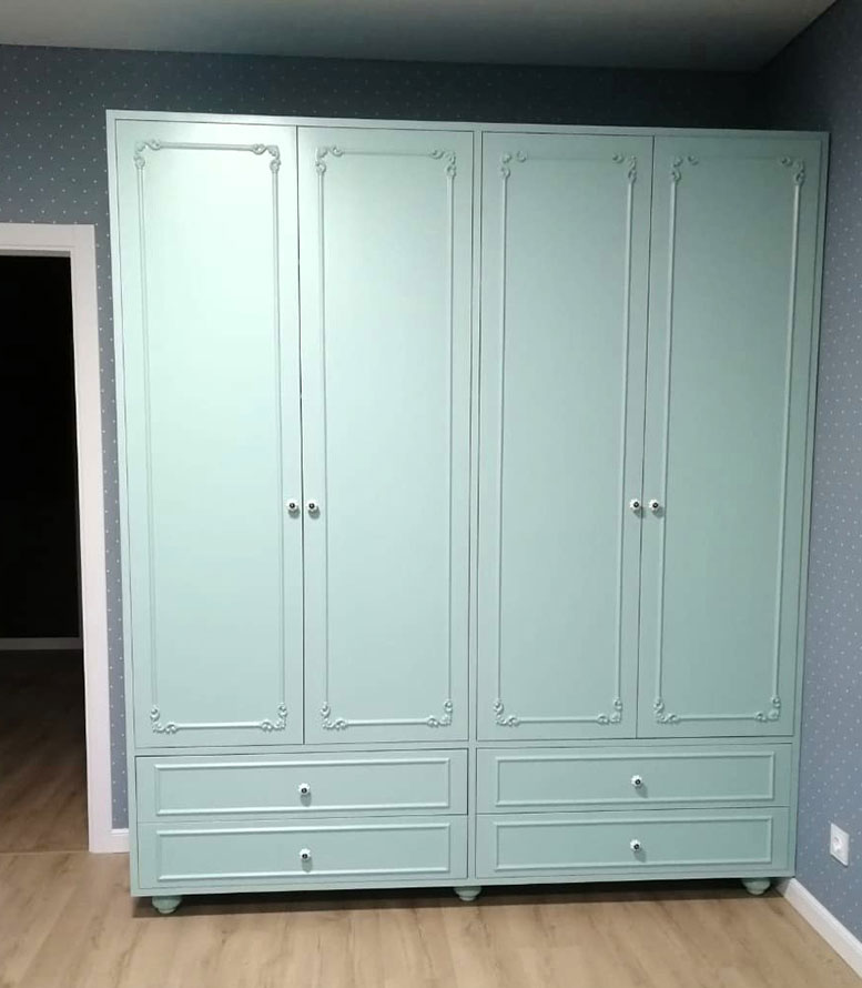 Шкафы в классическом стиле из массива дерева и МДФ