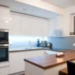 белая кухня с барным топом