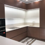 кухня коричневая угловая