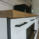 Белая кухня из мебельной фанеры для дачи