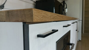 Белая кухня из мебельной фанеры для дачи