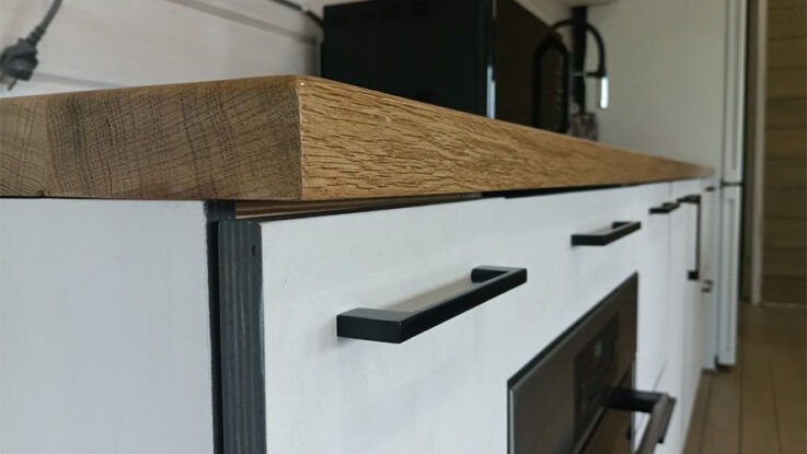 Белая кухня из мебельной фанеры для дачи