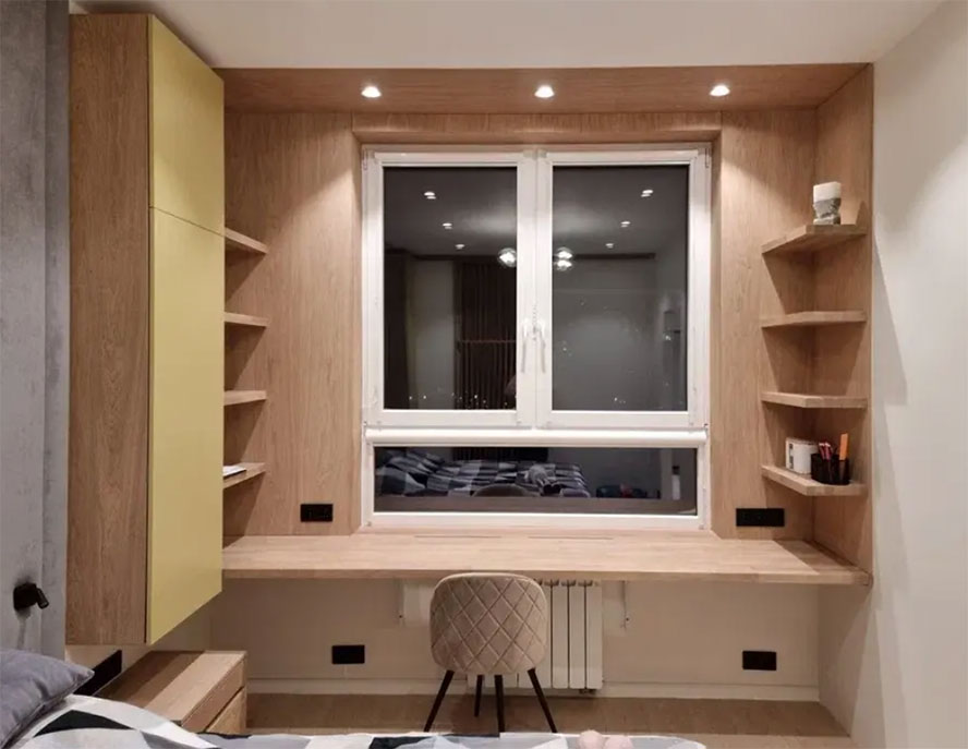 Стол для школьника у окна во всю стену