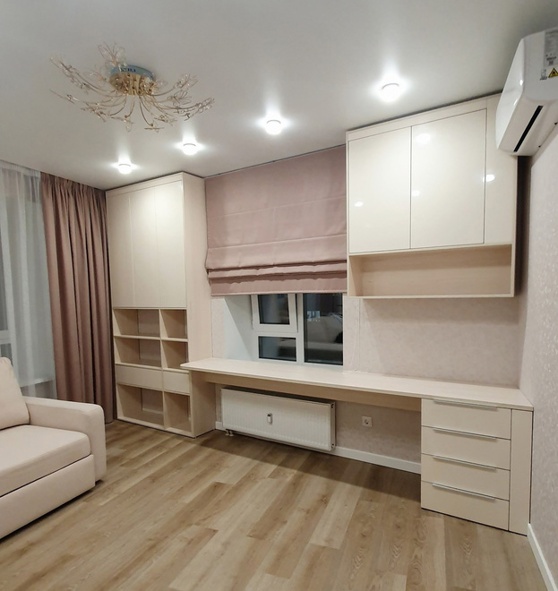 Стол для школьника у окна во всю стену