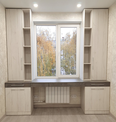 Стол для школьника у окна во всю стену