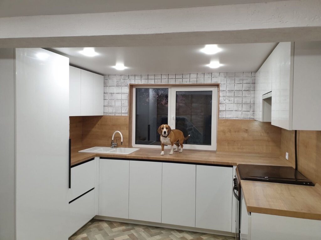 Белые кухни в сочетании с деревом. Тренд сезона в производстве кухонных гарнитуров
