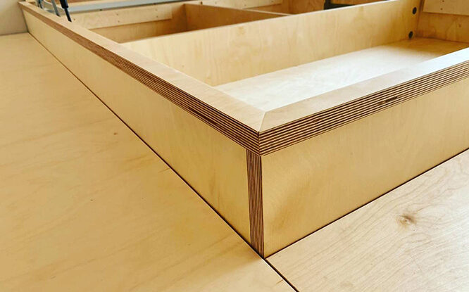 Мебель для спальни и кровать из фанеры