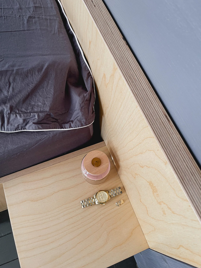 Мебель для спальни и кровать из фанеры