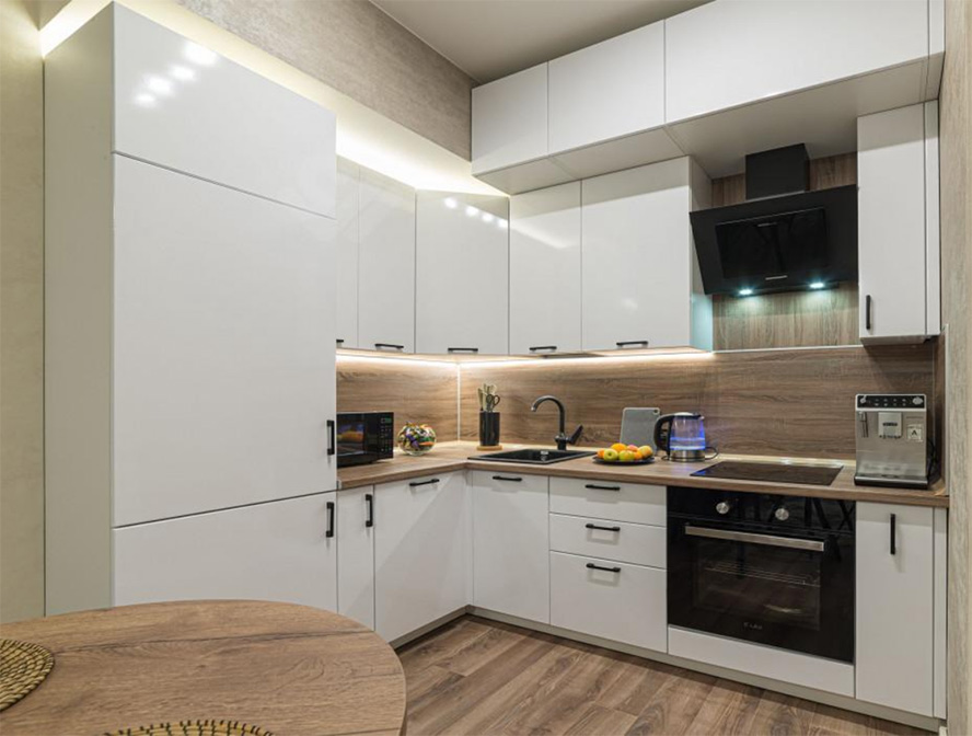 Бело-деревянные кухни. Тренд сезона